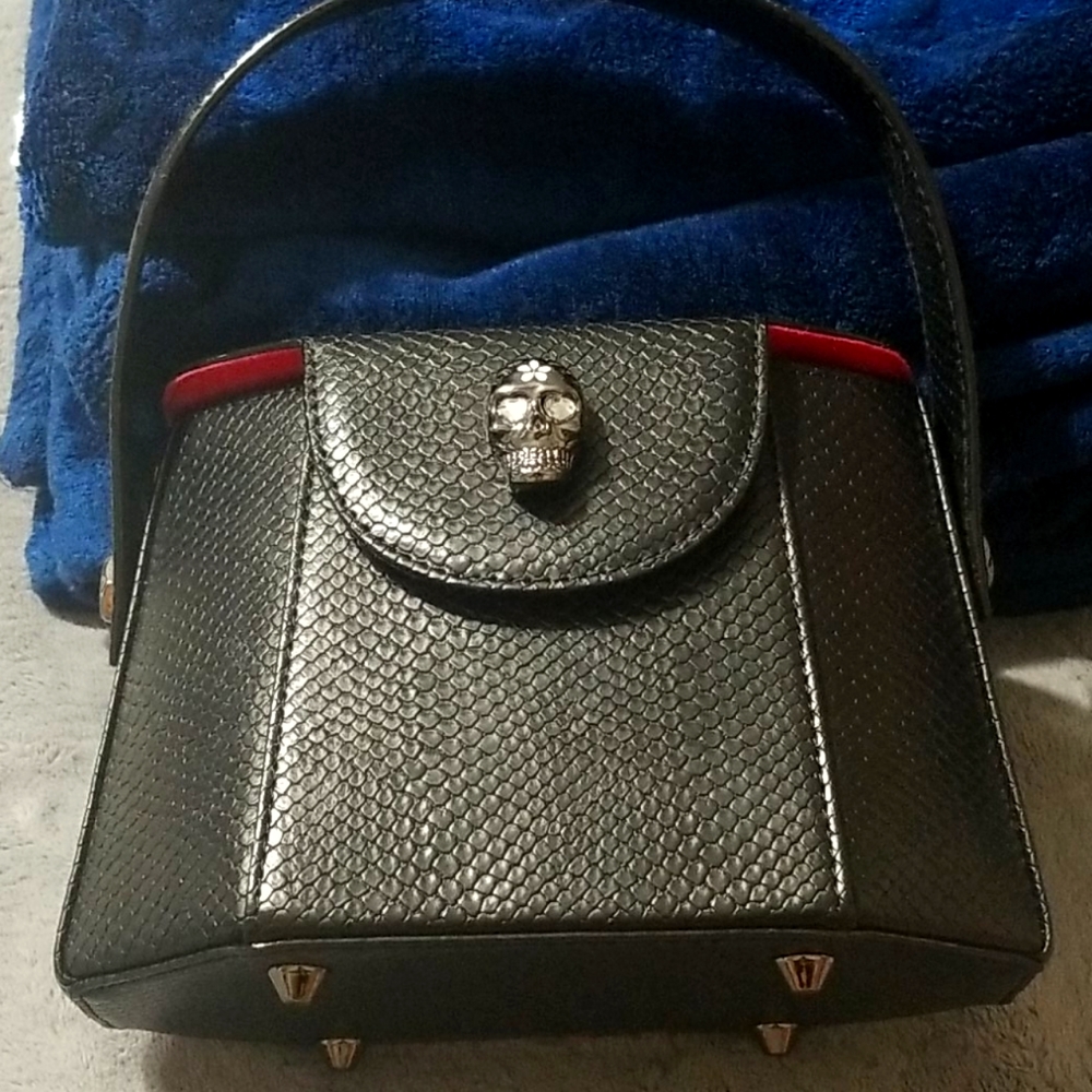 Betsey Johnson 🔥sold out 🔥 Skull purse